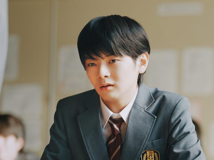 齋藤潤(C)仲間りょう/集英社 (C)2026 映画「⾼校⽣家族」製作委員会