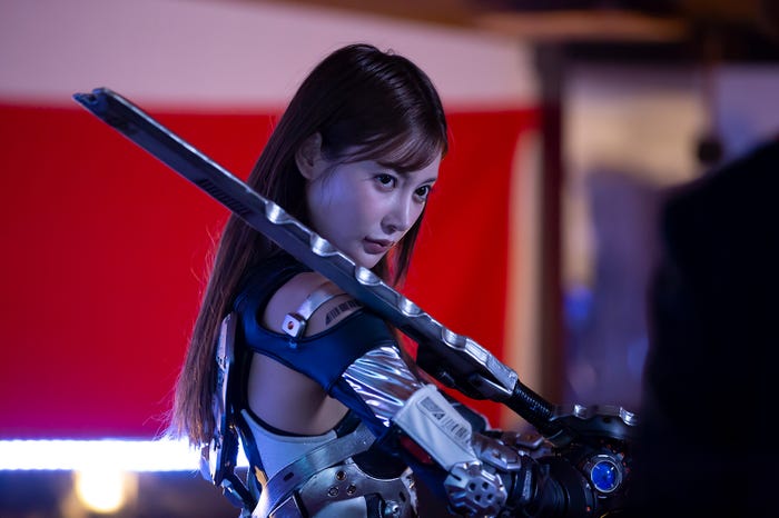 明日花キララ (C)「IRON GIRL FW」製作委員会