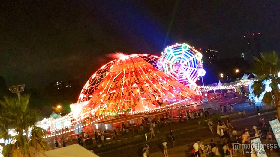 スタジアム外のBARエリアには観覧車も