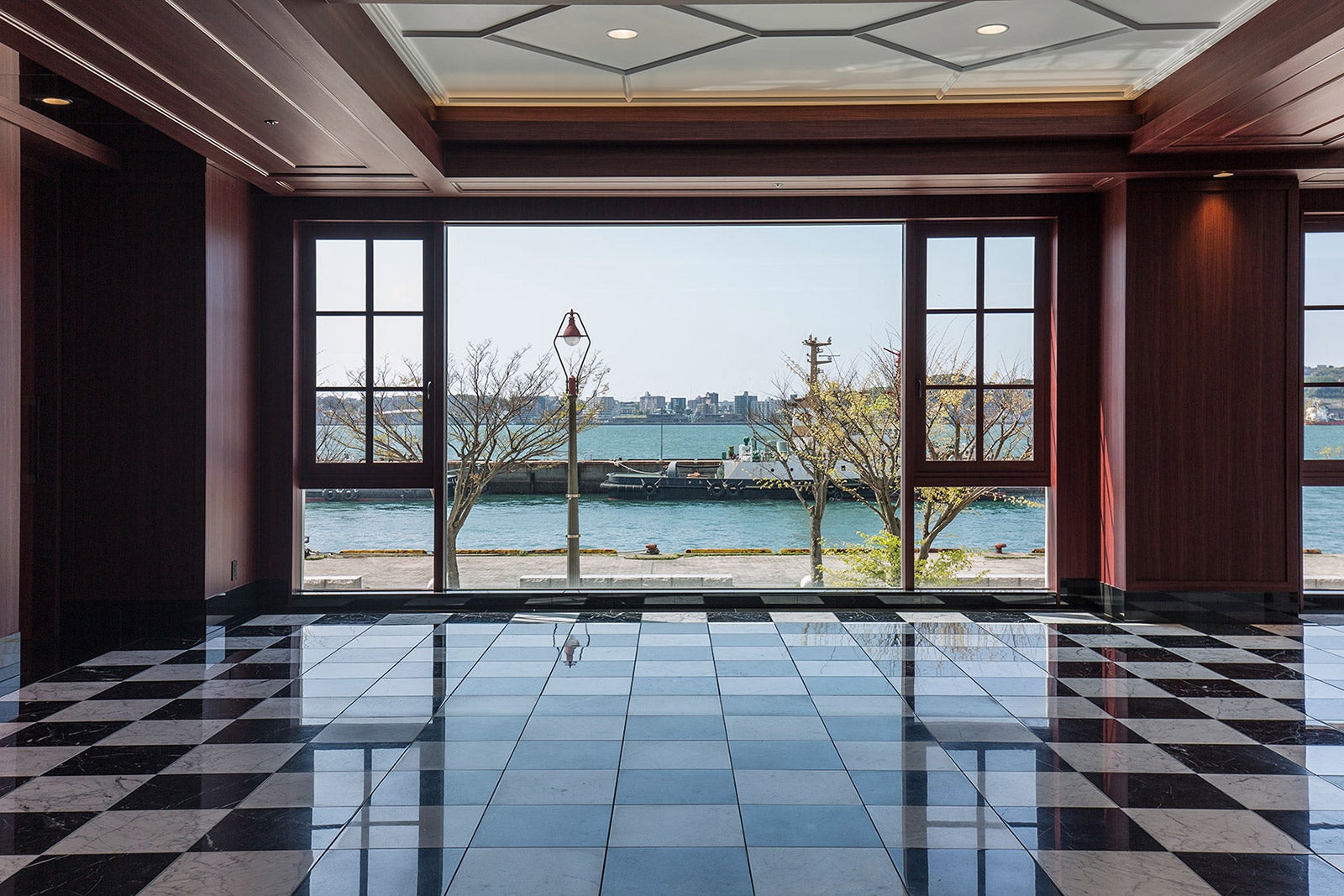 市松模様のタイルとシックな内装。そこに門司港からの光が差し込んで美しい（C）モデルプレス