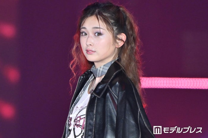 ゆうちゃみ、変形Tシャツからウエストチラリ【GirlsAward 2024AW】