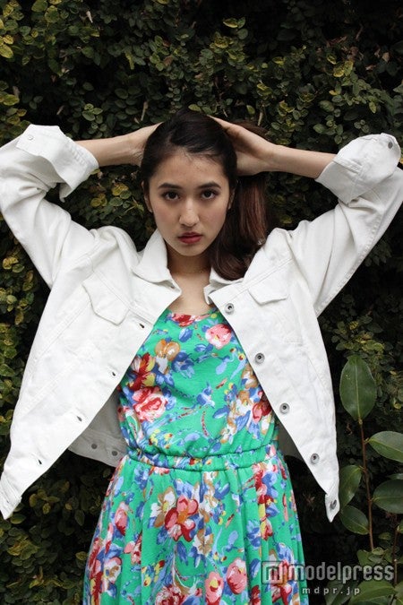 今季大注目のホワイトデニム＆トロピカル柄コーデ／モデル：有末麻祐子