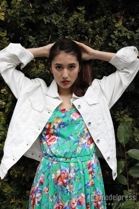 今季大注目のホワイトデニム&トロピカル柄コーデ/モデル:有末麻祐子