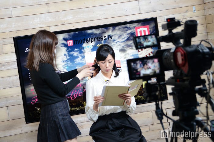 オンエア直前!真剣に原稿チェックする栗山麗美キャスター(C)モデルプレス