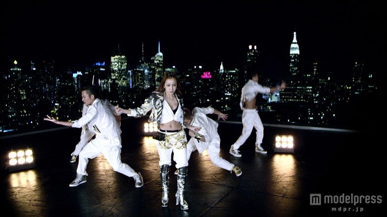 （中央）板野友美／4thシングル「1%」のMVより