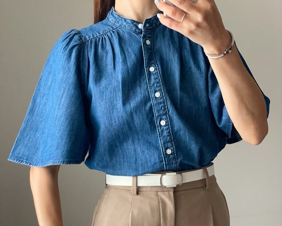H＆M　デニムブラウス　デニムブルーを着用した女性