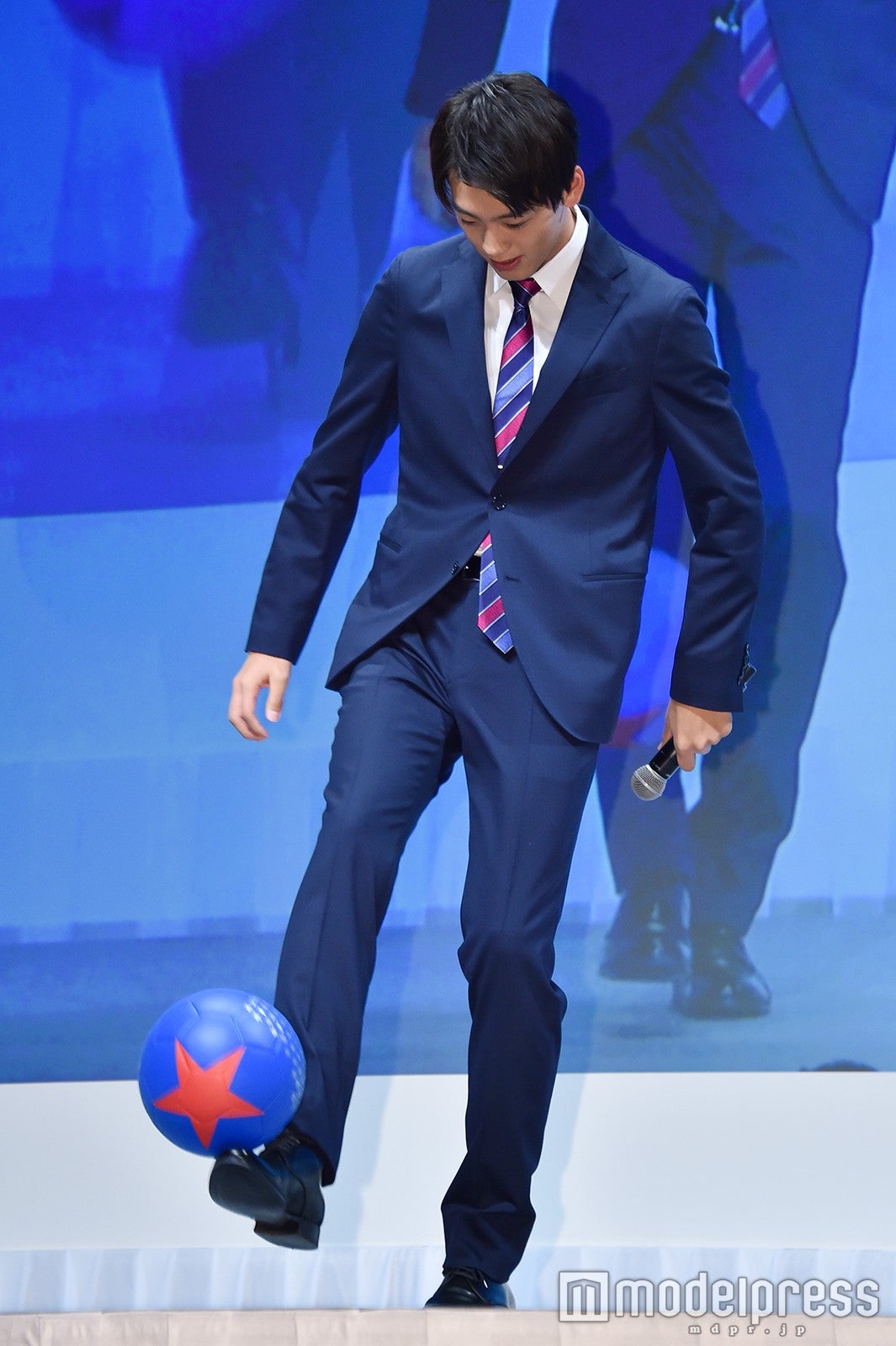 リフティングにチャレンジした竹内涼真（C）モデルプレス