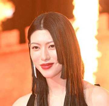 服が落ちそう！三吉彩花 凄い黒ドレスで現れ衝撃 肩ひも切れてる？「美の暴力すぎてw」 後ろ向いてもスゲェェ！「絶世の美女感ヤバすぎ」「直視できないレベル」