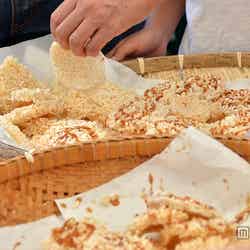 タイの米菓子作りを実演