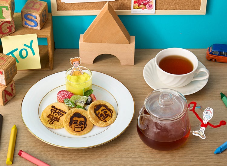 ＜トイ・ストーリー4＞アンティークなパンケーキ＆ティーセット税込1,890円（C）Disney/Pixar （C）Just Play,LLC Mr.Potato Head &amp; Mrs. Potato Head are trademarks of Hasbro used with permission.  （C）Hasbro. All Rights Reserved.