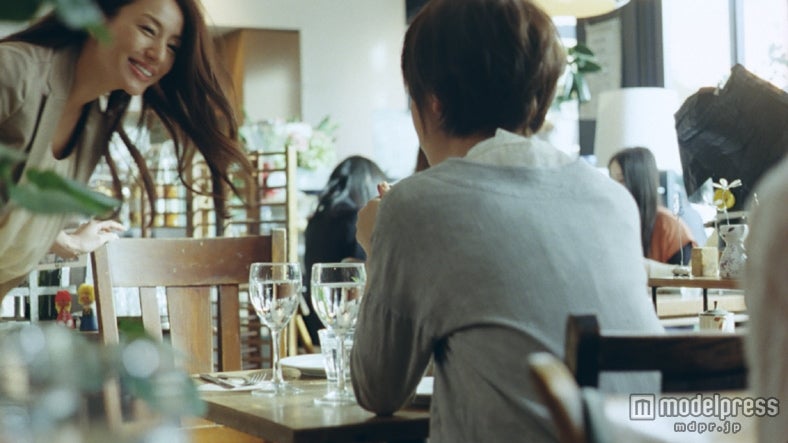 左から：井川遥、剛力彩芽／新CM「auスマートパス アプリ取り放題」篇より