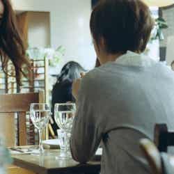 左から:井川遥、剛力彩芽/新CM「auスマートパス アプリ取り放題」篇より