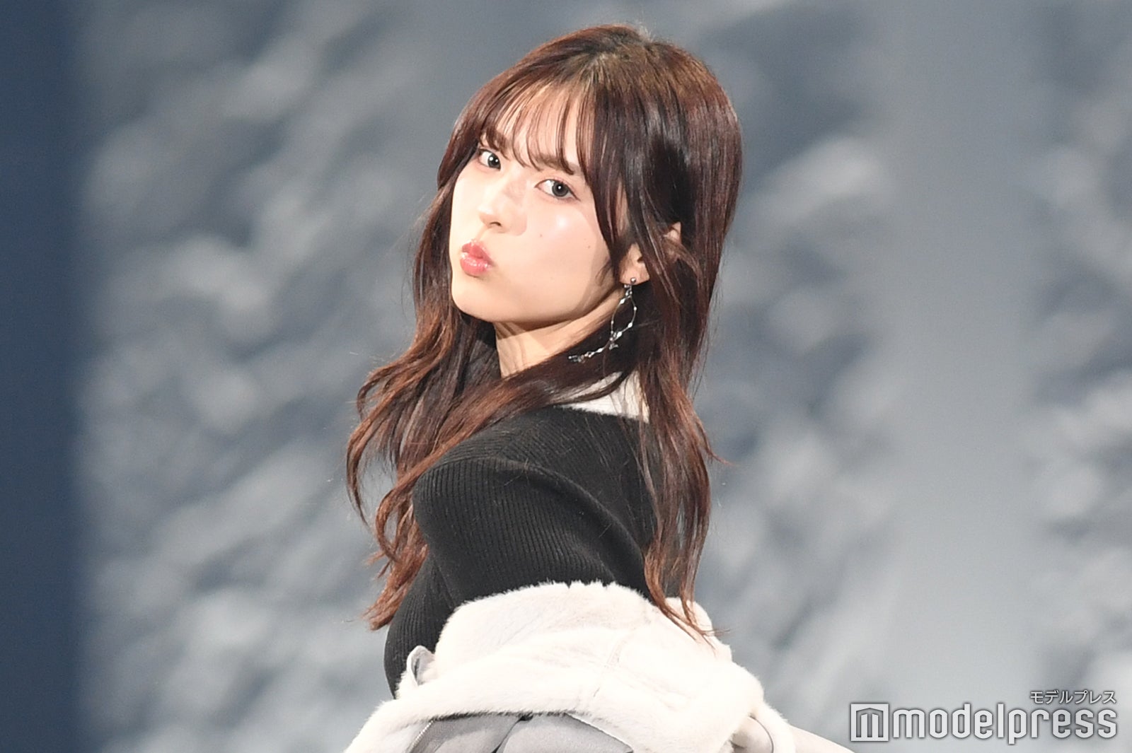 「今日好き」村谷はるな、ミニ丈ワンピでキュートなランウェイ「スタイル良すぎ」「王道冬コーデ似合う」の声【サツコレ2025A/W】