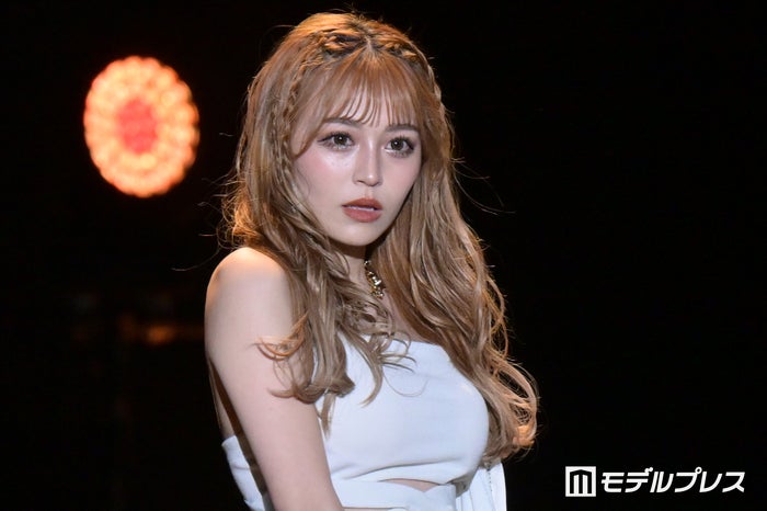 「nuts」れいぽよ、“交際0日目”恋人とベッドで密着「お似合いすぎ」「見ててニヤける」と反響