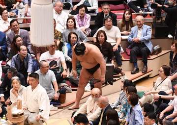 「横綱の誇りと力士としての意地を感じた」右足負傷も土俵に頭を下げに戻った豊昇龍の行動に称賛の声