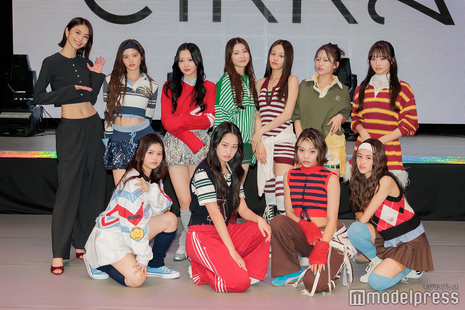 （後列左から）佐藤晴美、TOA、HINATA、MYU.Y、YURARA、YUNA、MYU.S（前列左から）NIKORI、KOHARU、MOMO、MANON（C）モデルプレス