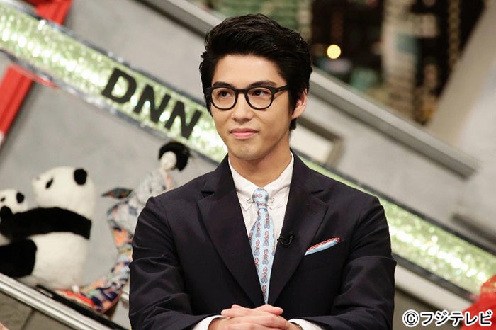 賀来賢人 メガネで真面目オーラ 日本のお笑い を語ろうとするが モデルプレス