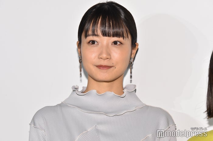 深 川 麻衣 (C) モ デ ル プ レ ス
