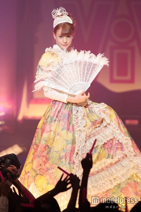 トリンドル玲奈がゴージャスなお姫様に