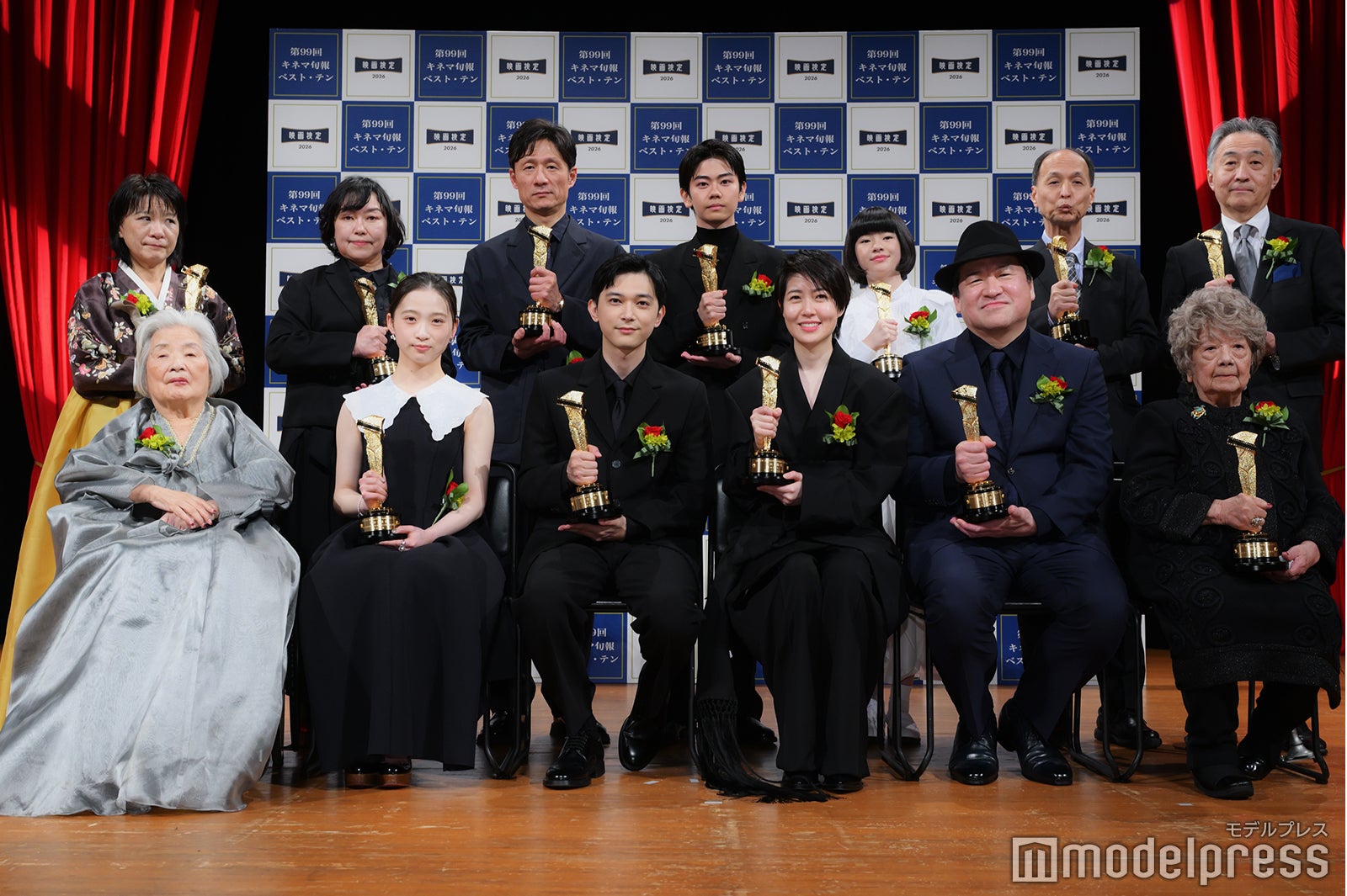 （後列左から）朴麻衣監督、奥寺佐渡子氏、李相日監督、黒崎煌代、鈴木唯、定井勇二、児島浩史（前列左から）朴壽南監督、伊藤蒼、吉沢亮、シム・ウンギョン、佐藤二朗、秦早穂子（C）モデルプレス