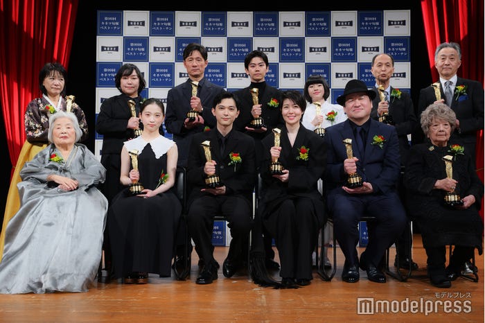 (後列左から)朴麻衣監督、奥寺佐渡子氏、李相日監督、黒崎煌代、鈴木唯、定井勇二、児島浩史(前列左から)朴壽南監督、伊藤蒼、吉沢亮、シム・ウンギョン、佐藤二朗、秦早穂子(C)モデルプレス