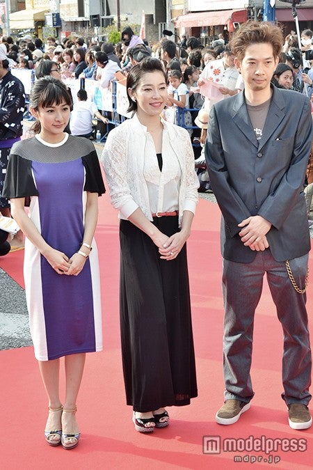 須藤理沙（中央）