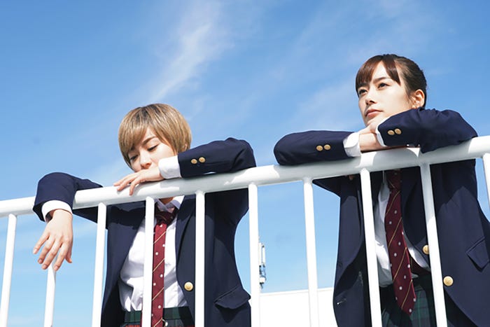 (左から)平祐奈、吉田志織 (C)花緒莉/小学館 フジテレビジョン