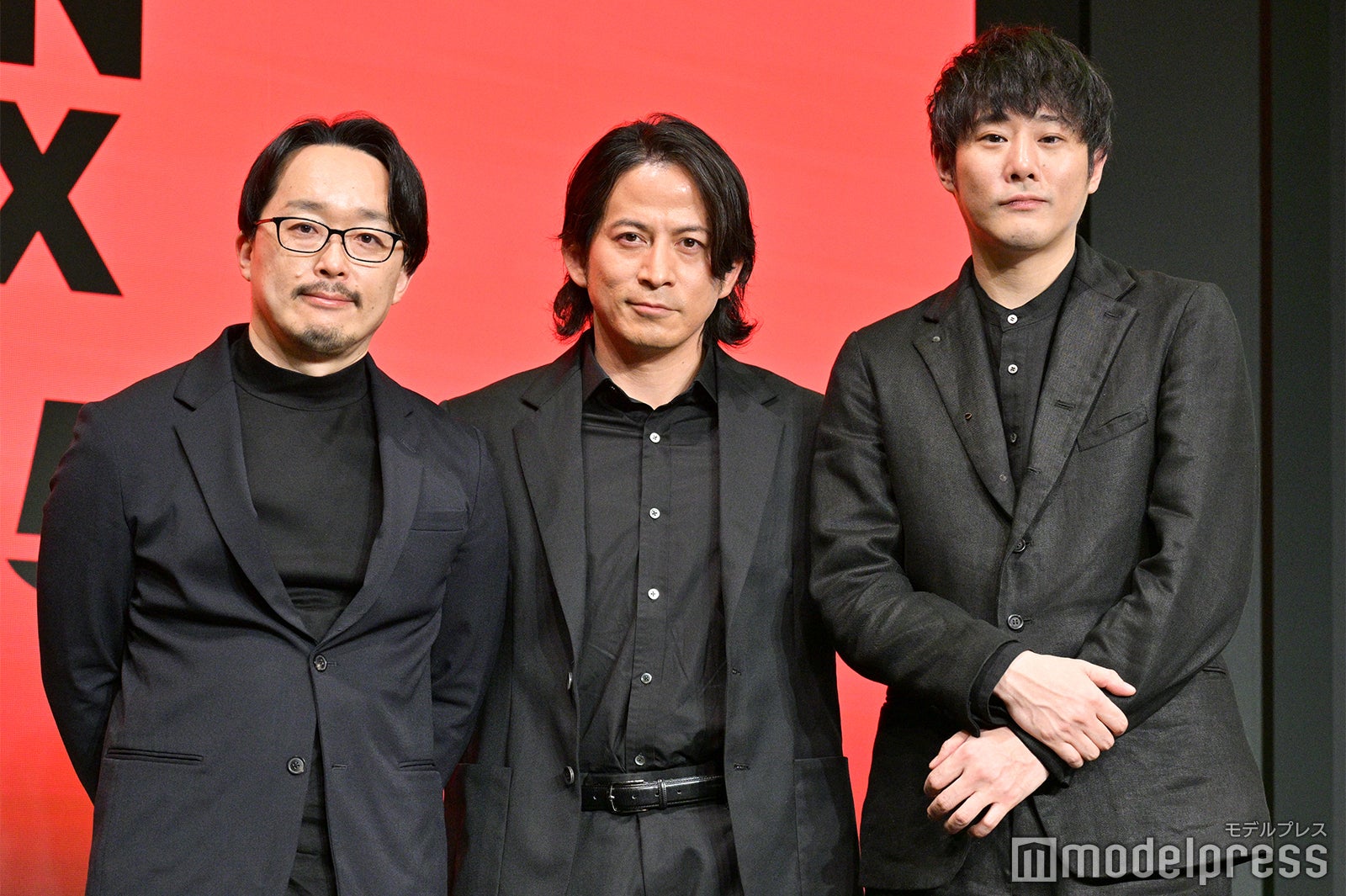 髙橋信一氏、岡田准一、藤井道人監督（C）モデルプレス