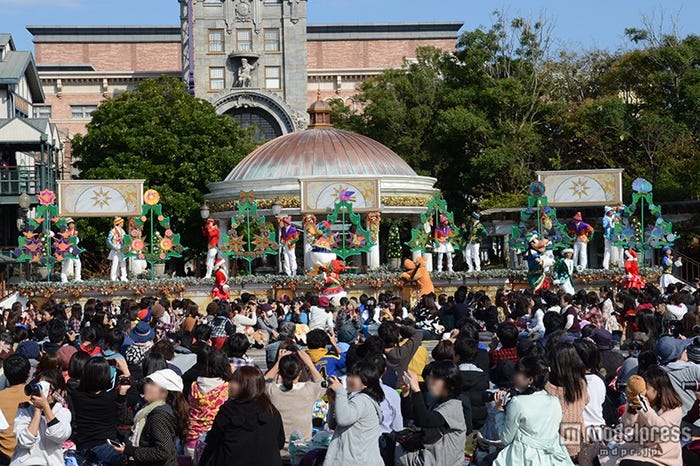 「ホリデーグリーティング・フロム・セブンポート」7つのツリーがステージに集まる