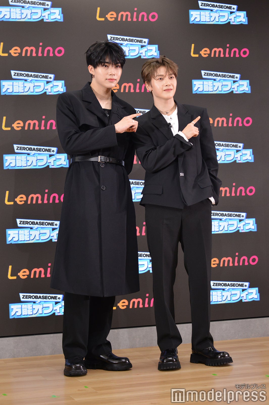 ZEROBASEONEポーズを披露するパク・ゴヌク、ソク・マシュー（C）モデルプレス