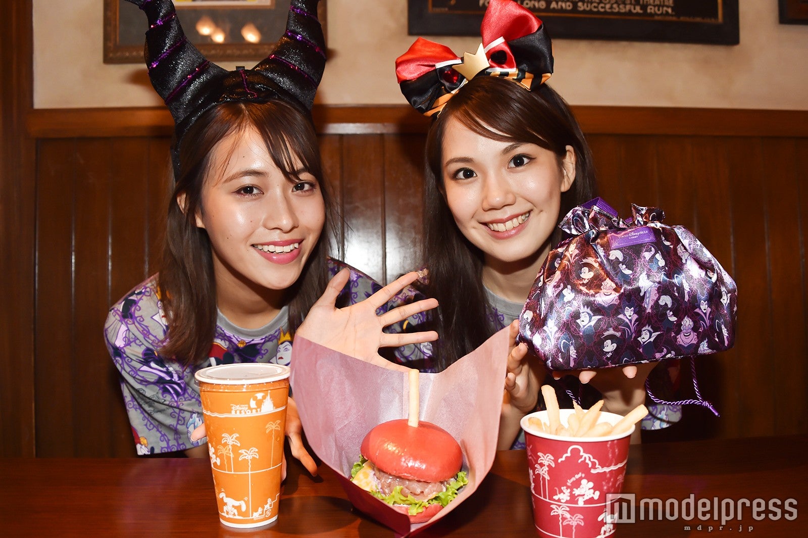 「ニューヨーク・デリ」のスペシャルセット（¥1,150※スーベニアランチケース付きは¥2,020）／モデル：（左から）山本沙樹、松田佳奈子（C）モデルプレス（C）Disney
