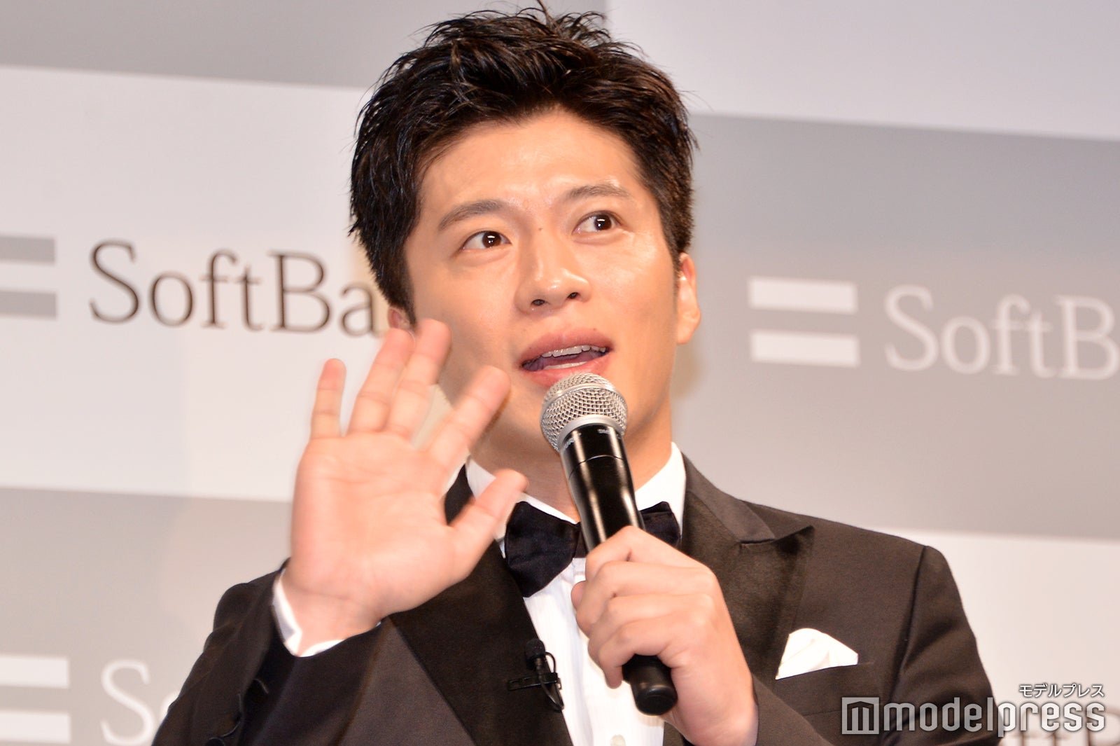 お手振り田中圭（C）モデルプレス