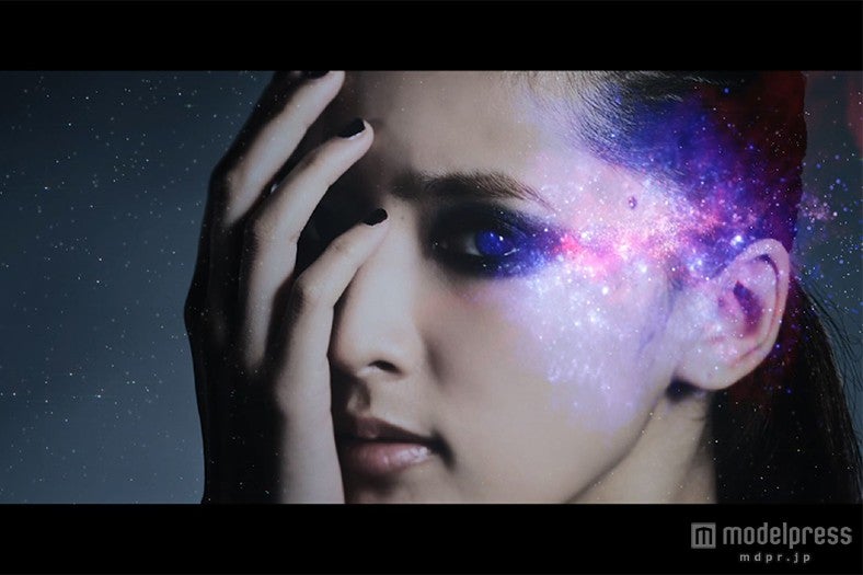 Flower「瞳の奥の銀河（ミルキーウェイ）」MVより