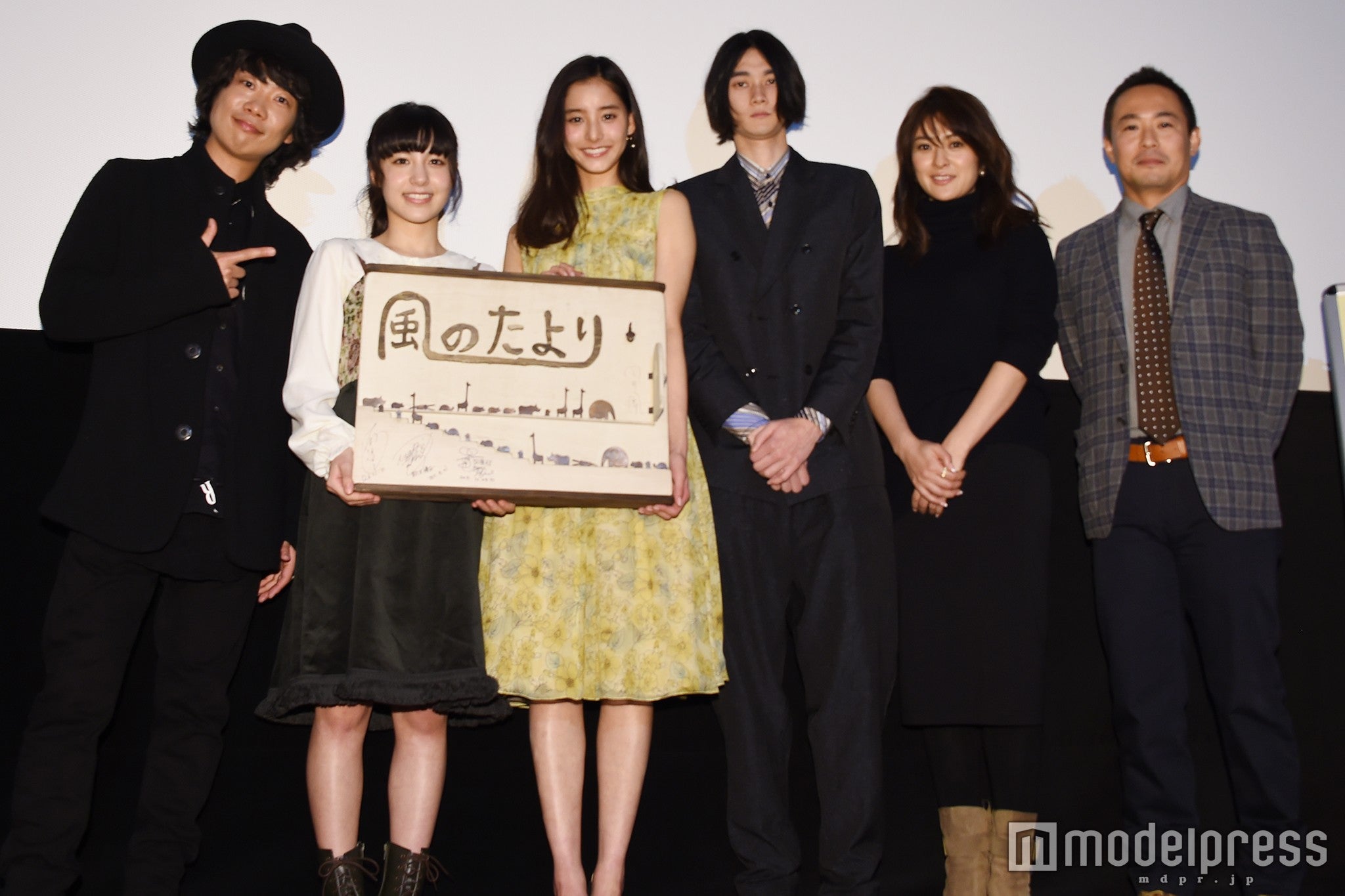 （左から）ハジ→、佐生雪、新木優子、栁俊太郎、秋本祐希、向井宗敏監督（C）モデルプレス