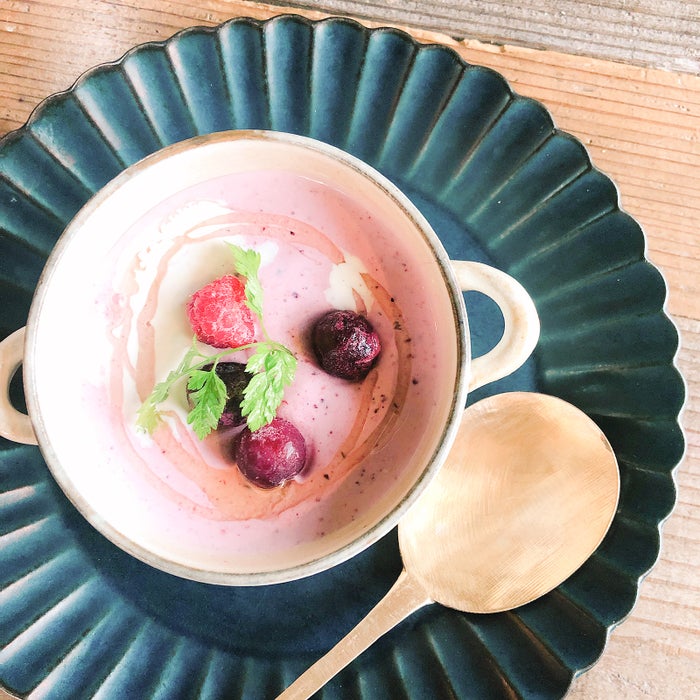 パパっと簡単！クリームチーズとベリーのデザートスープ【柏原歩のトレンドレシピ】／画像提供：柏原歩