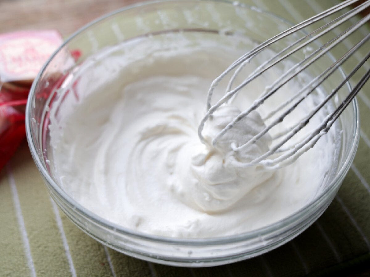 生クリームに砂糖を加え、8から9分立てに泡立てる 生クリームに砂糖を加え、8から9分立てに泡立てる
