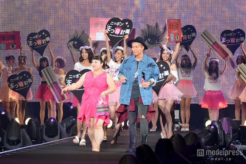 (左から)渡辺直美とEXILE・SHOKICHIとまつ育アンバサダーの美女たち
