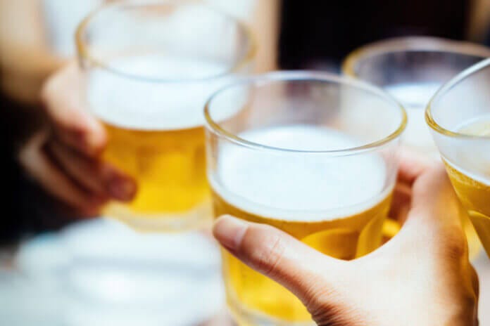 初デートの食事での女性の注意点4:飲みすぎない