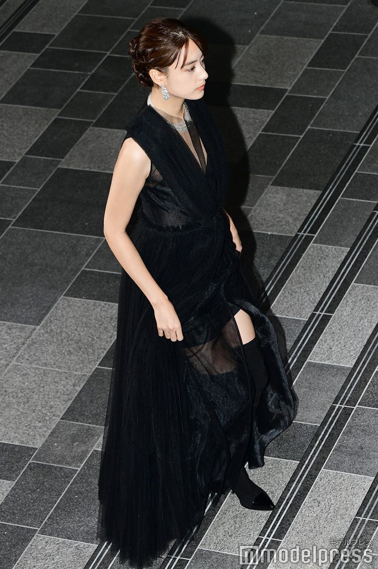 山本美月　太もも 画像7/22) 山本美月“太ももチラ見せ”黒ドレス姿 理想のクリスマスを明かす - モデルプレス