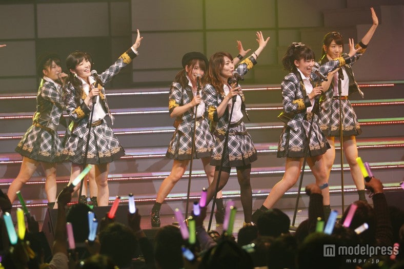 「ヘビーローテーション」を披露したAKB48／（c)AKS