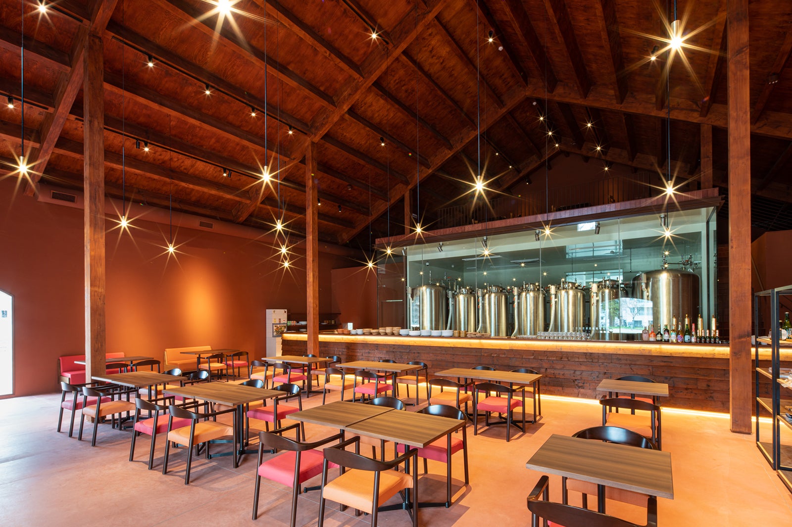 カフェ・ショップ棟内観（提供画像）