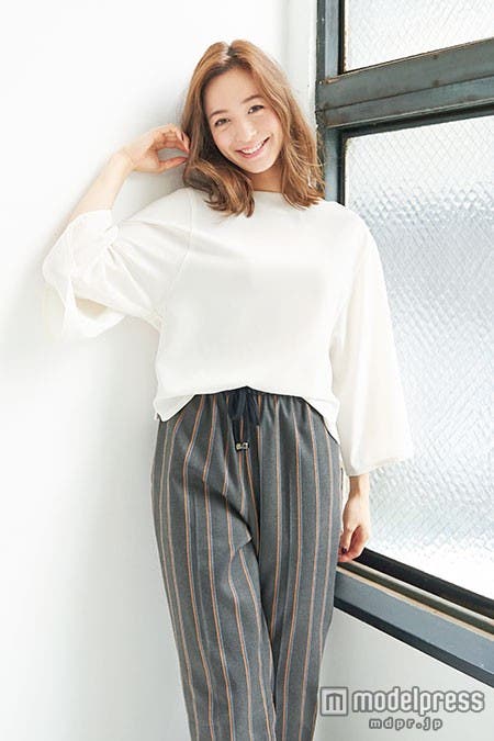 「MULLER」を着こなす野崎萌香