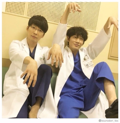 綾野剛＆星野源「コウノドリ」コンビの“謎ポーズ”が話題