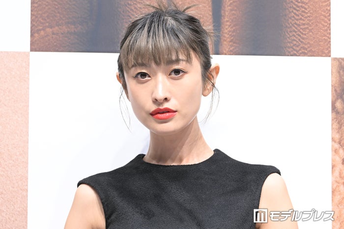 山田優、ミニスカ×ルーズソックスで美脚披露 ゴルフウェア姿に反響「スタイル抜群」「絵になる」
