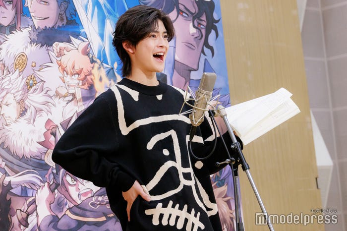 全力でアフレコする高橋文哉(C)モデルプレス