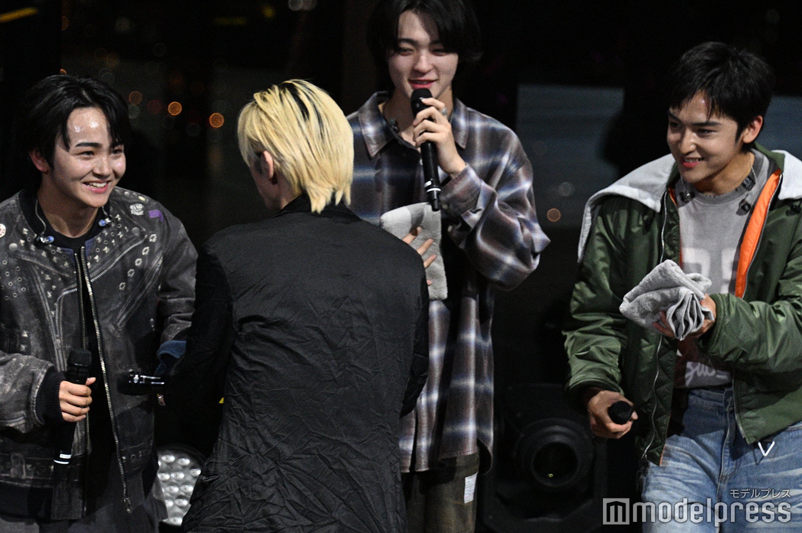 パフォーマンス後のTAIKI・RUI・KANONに汗拭きタオルを配るSKY-HI（C）モデルプレス