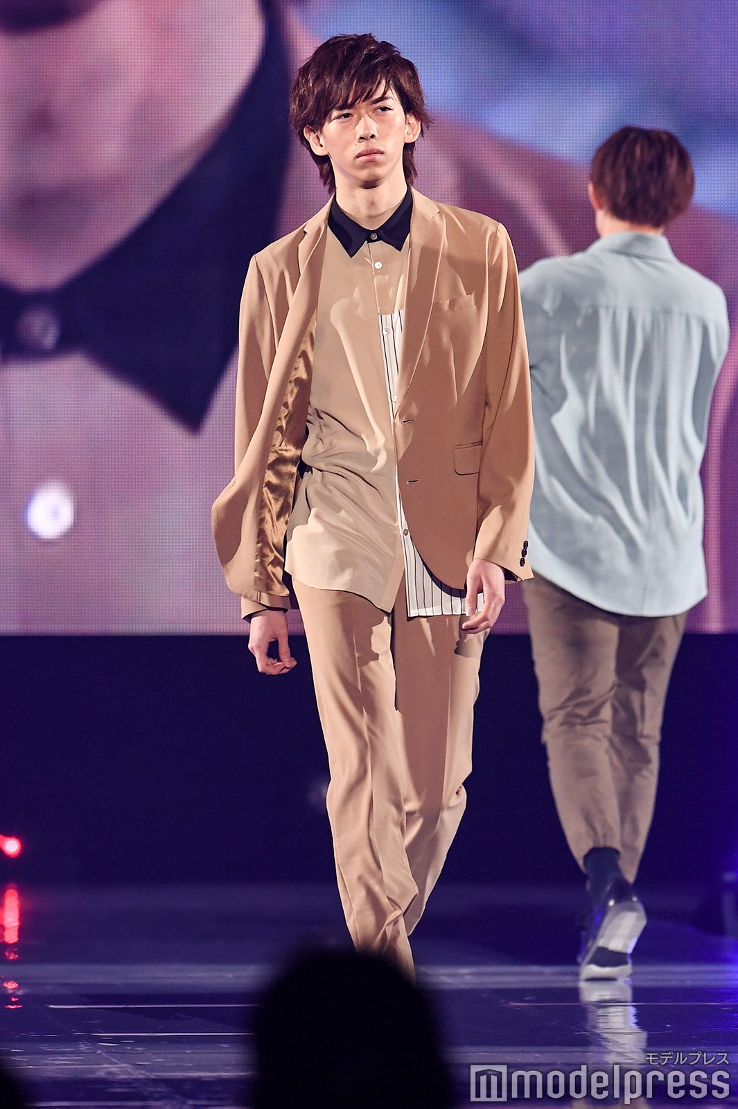 男前にウォーキングするリョウガ （C）モデルプレス