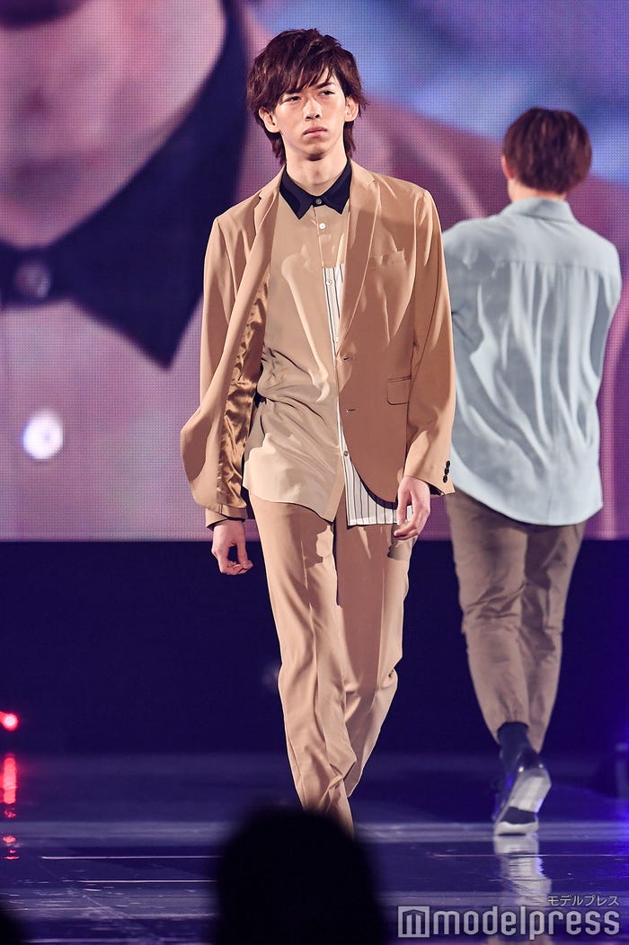 男前にウォーキングするリョウガ (C)モデルプレス