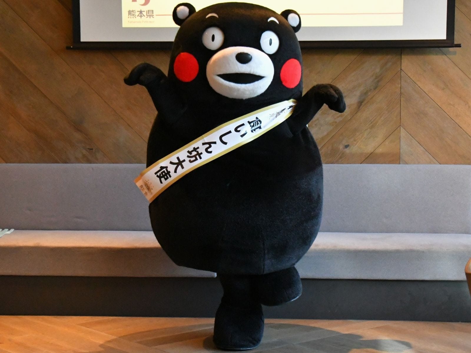 ウキウキを隠しきれないくまモン=8月26日、東京都品川区