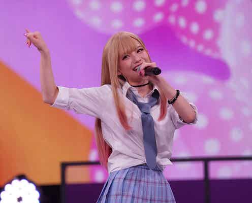 話題のTikToker・あかせあかり、制服姿で美脚披露 初の有観客ライブで堂々パフォーマンス